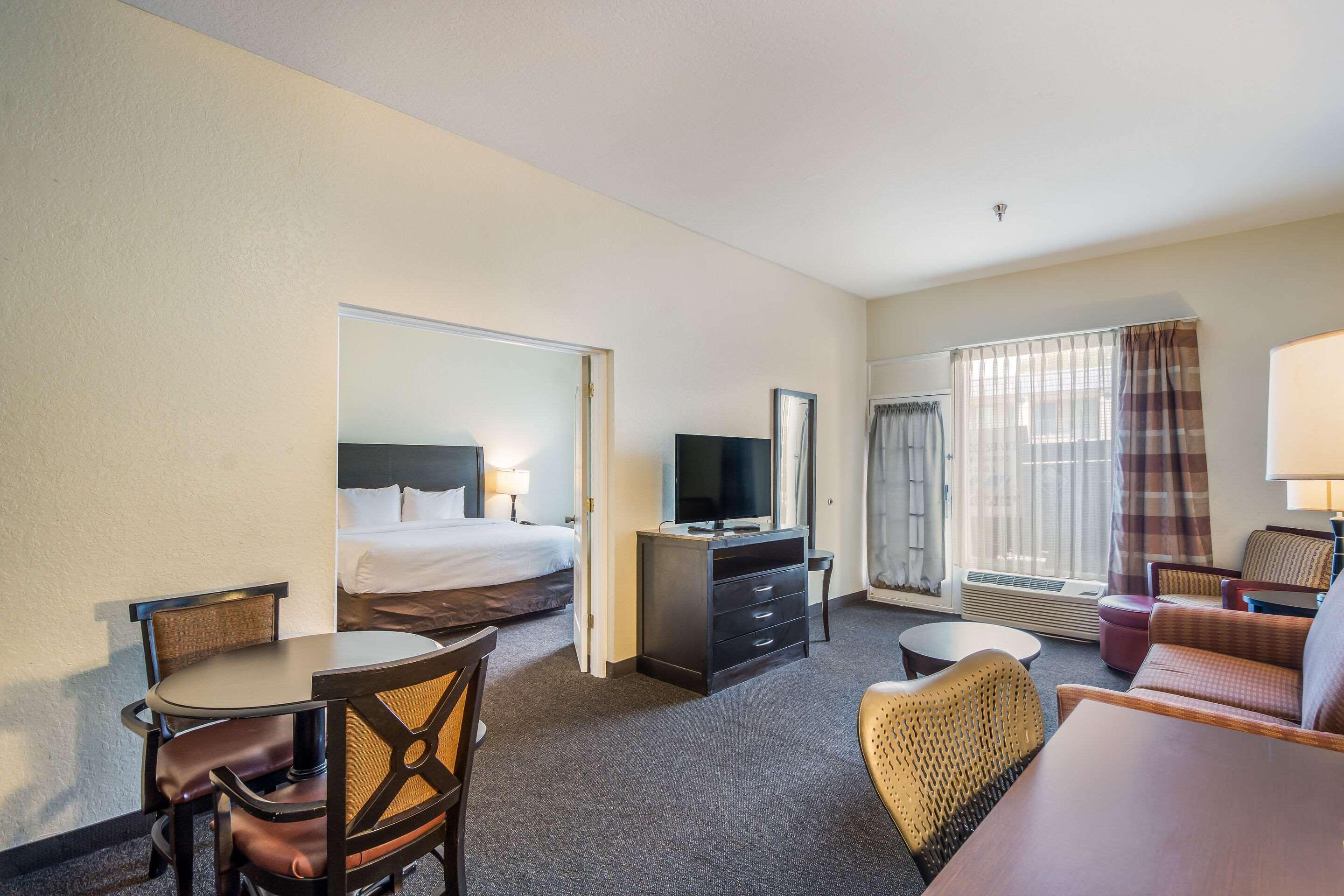 Clarion Inn & Suites Central Clearwater Beach المظهر الخارجي الصورة