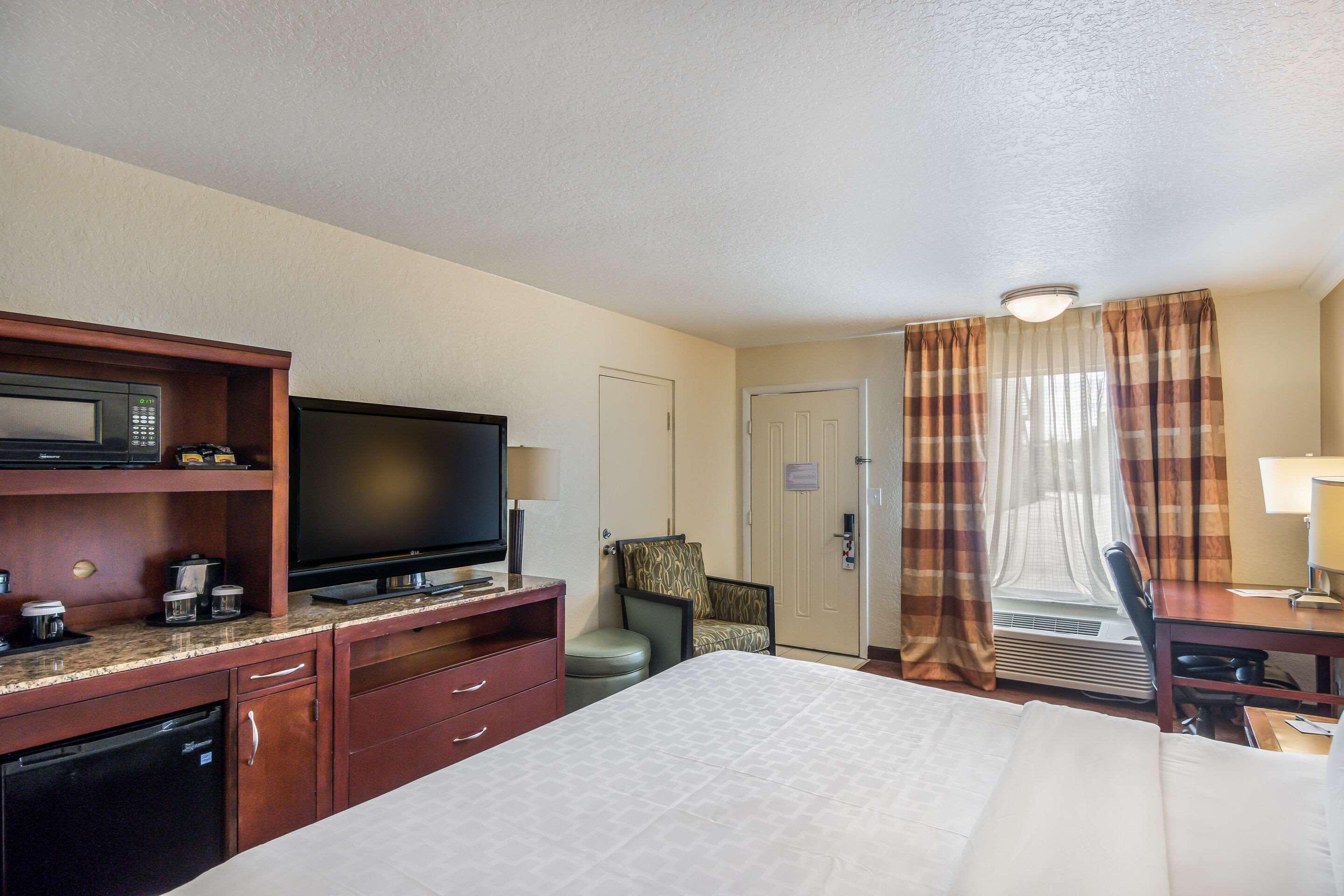 Clarion Inn & Suites Central Clearwater Beach المظهر الخارجي الصورة