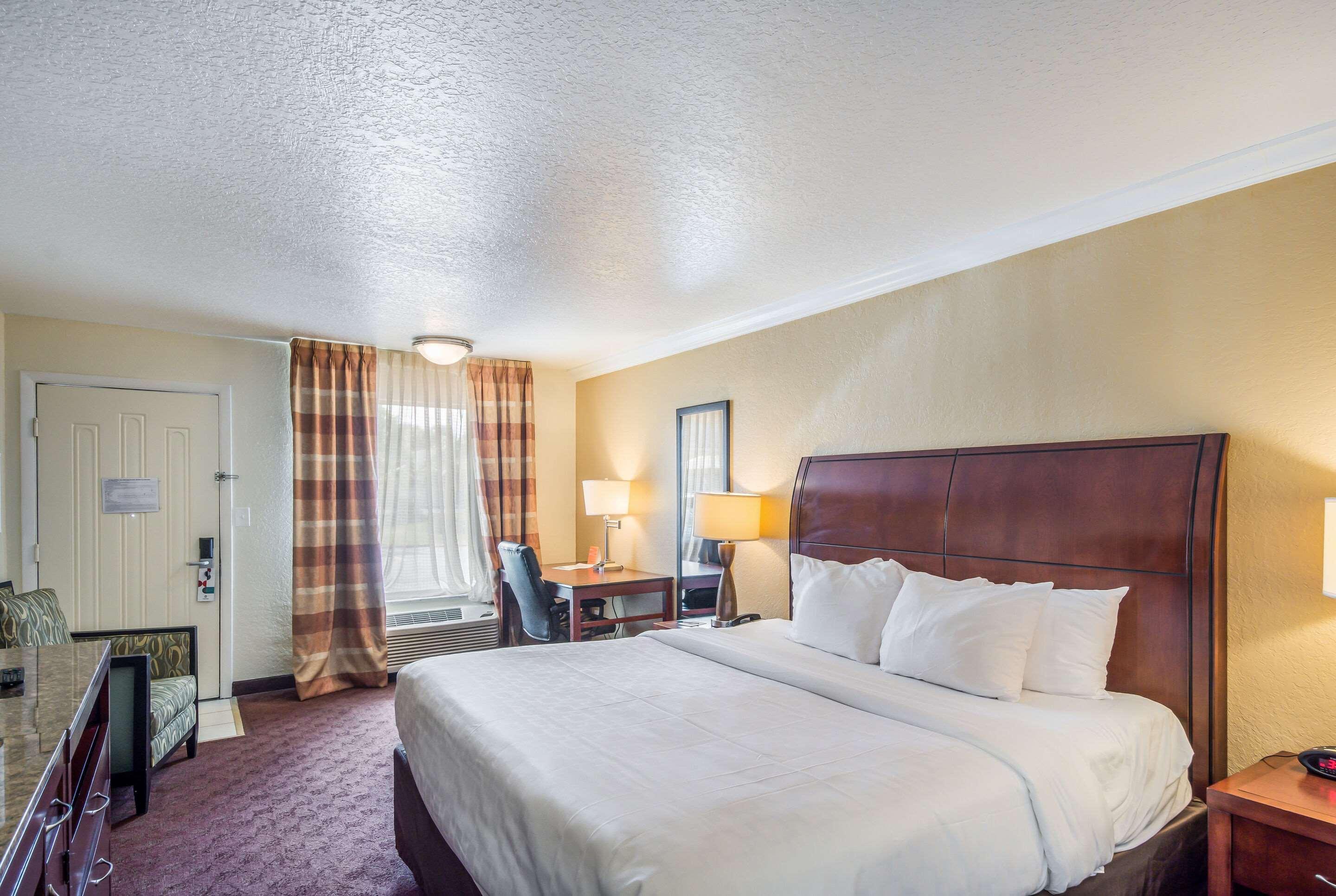 Clarion Inn & Suites Central Clearwater Beach المظهر الخارجي الصورة