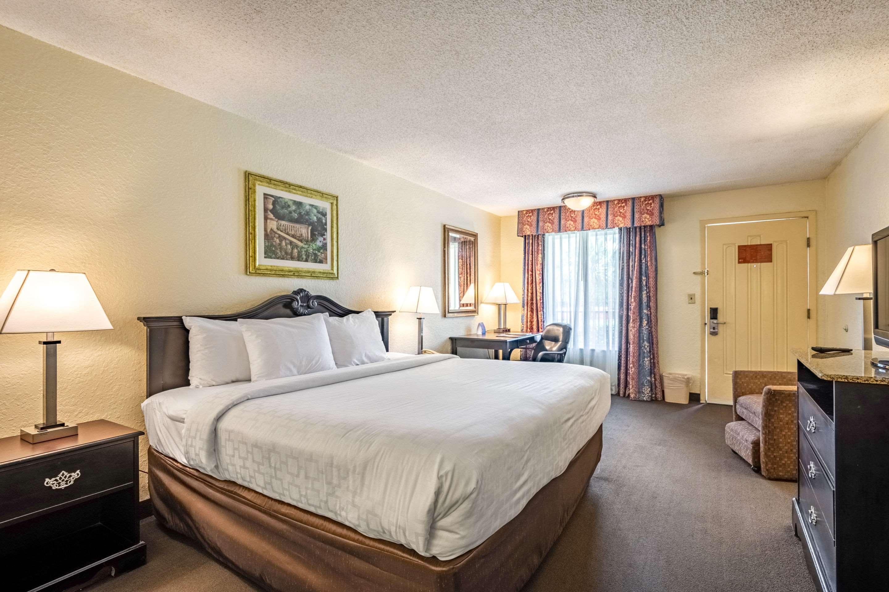 Clarion Inn & Suites Central Clearwater Beach المظهر الخارجي الصورة