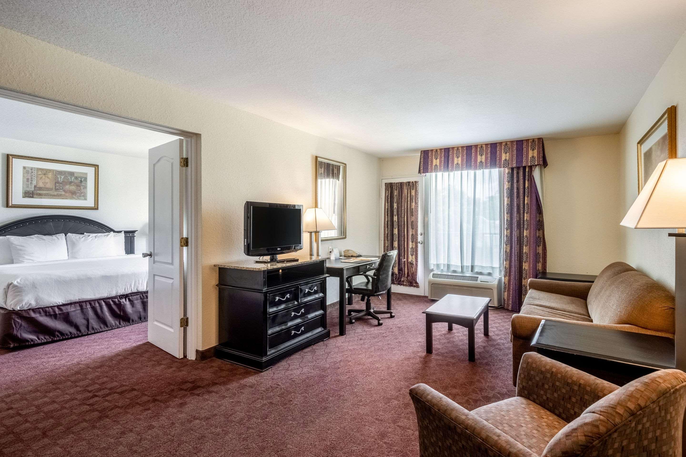 Clarion Inn & Suites Central Clearwater Beach المظهر الخارجي الصورة