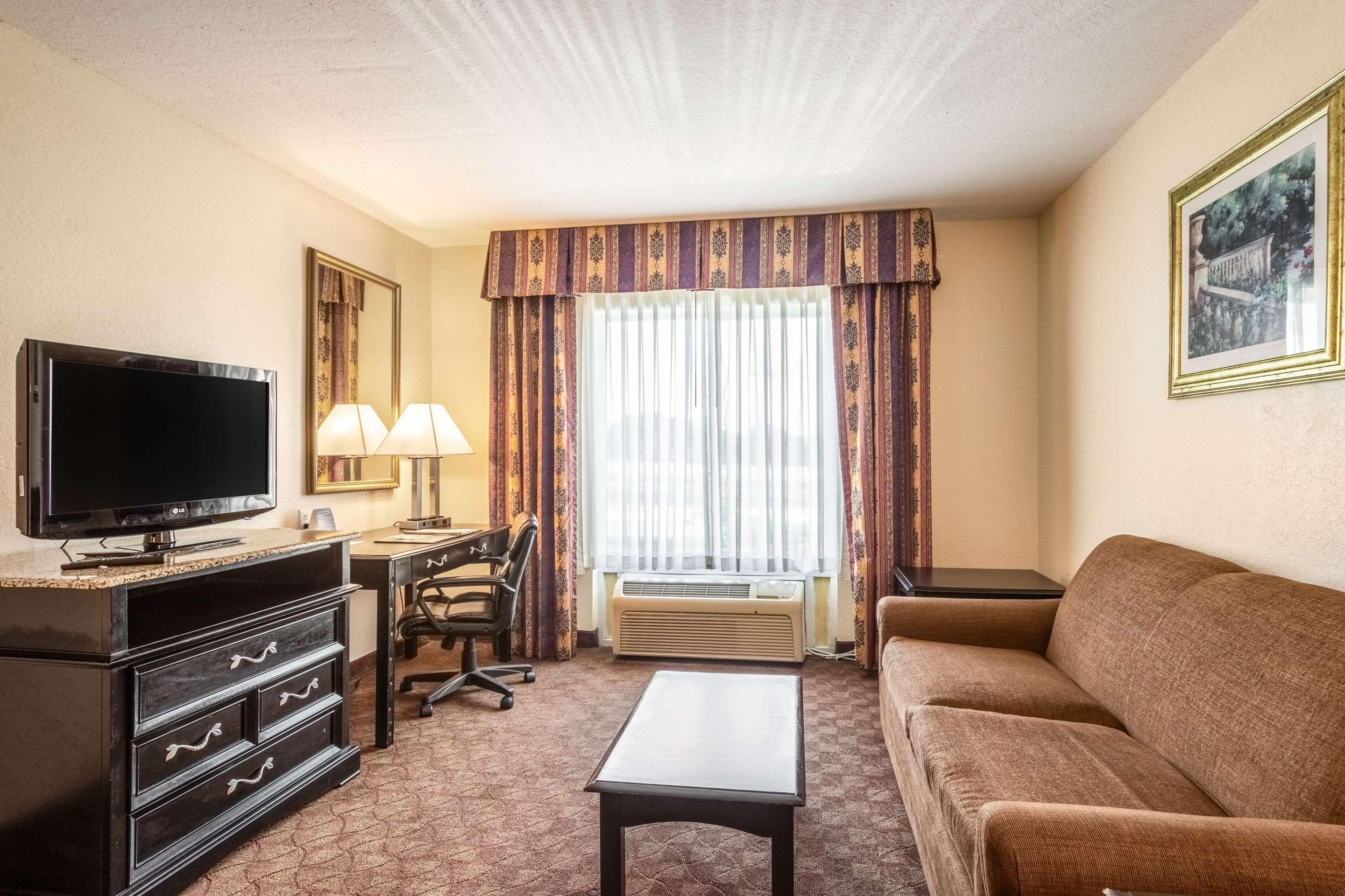 Clarion Inn & Suites Central Clearwater Beach المظهر الخارجي الصورة