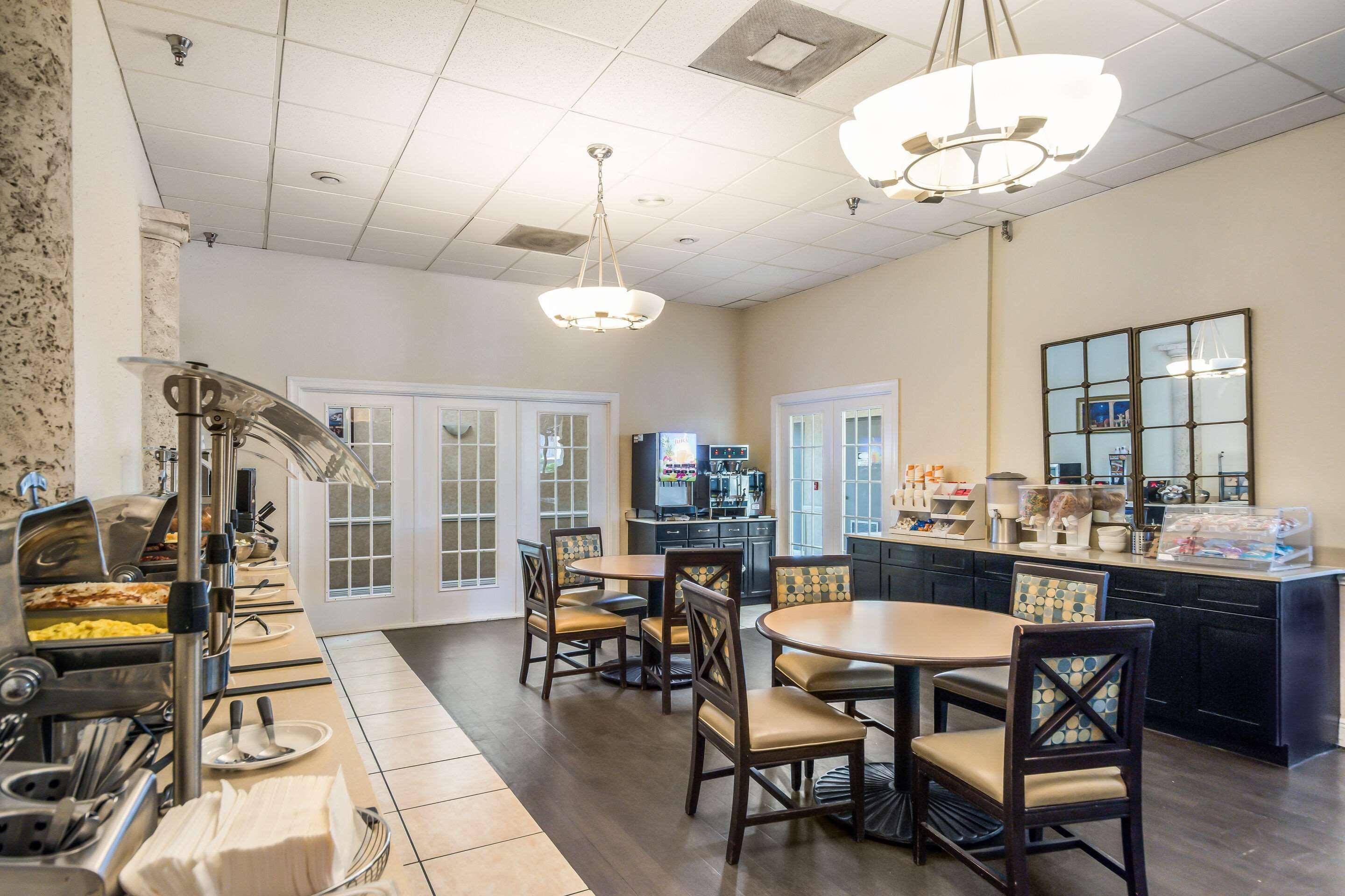 Clarion Inn & Suites Central Clearwater Beach المظهر الخارجي الصورة