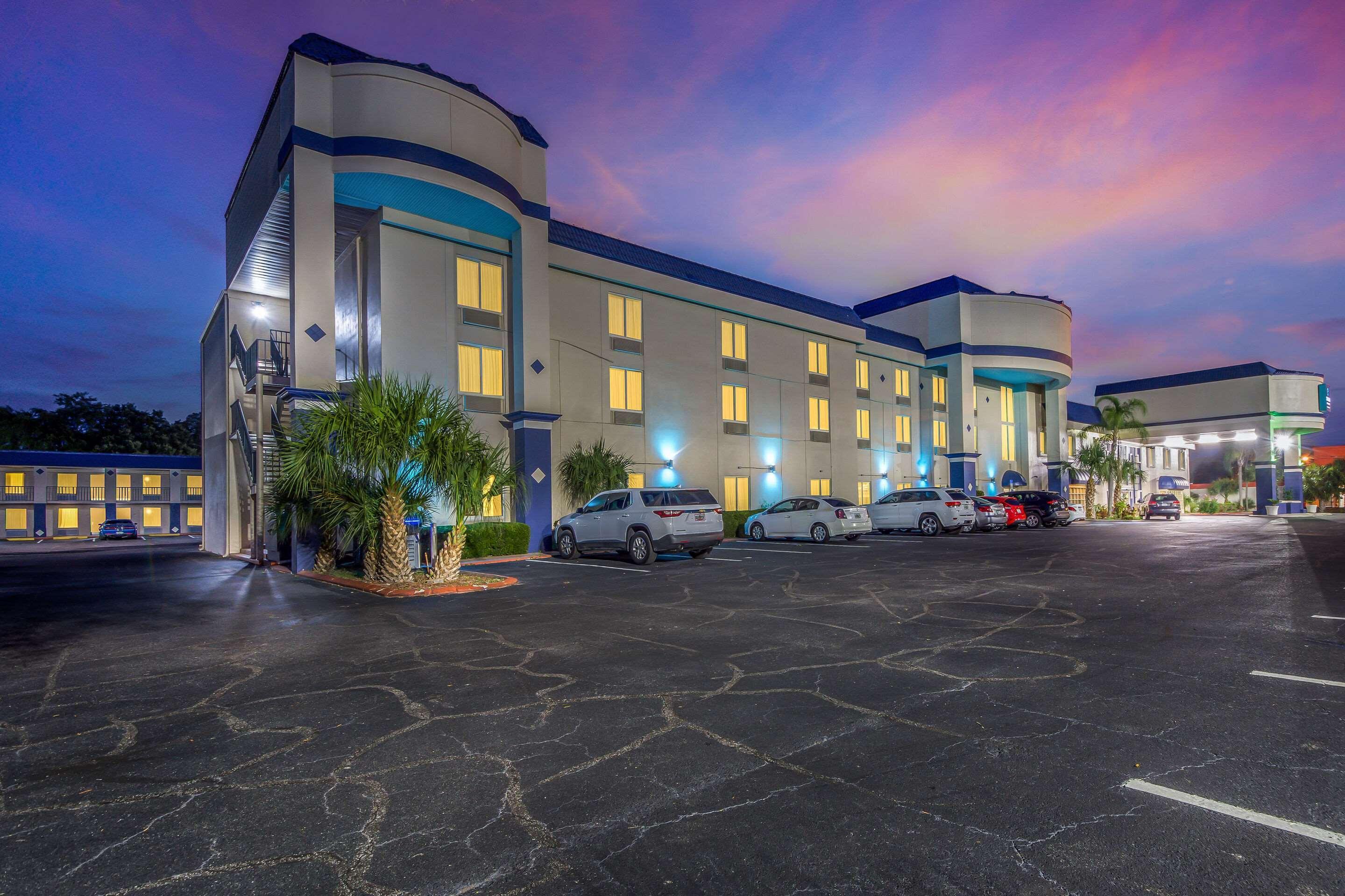 Clarion Inn & Suites Central Clearwater Beach المظهر الخارجي الصورة