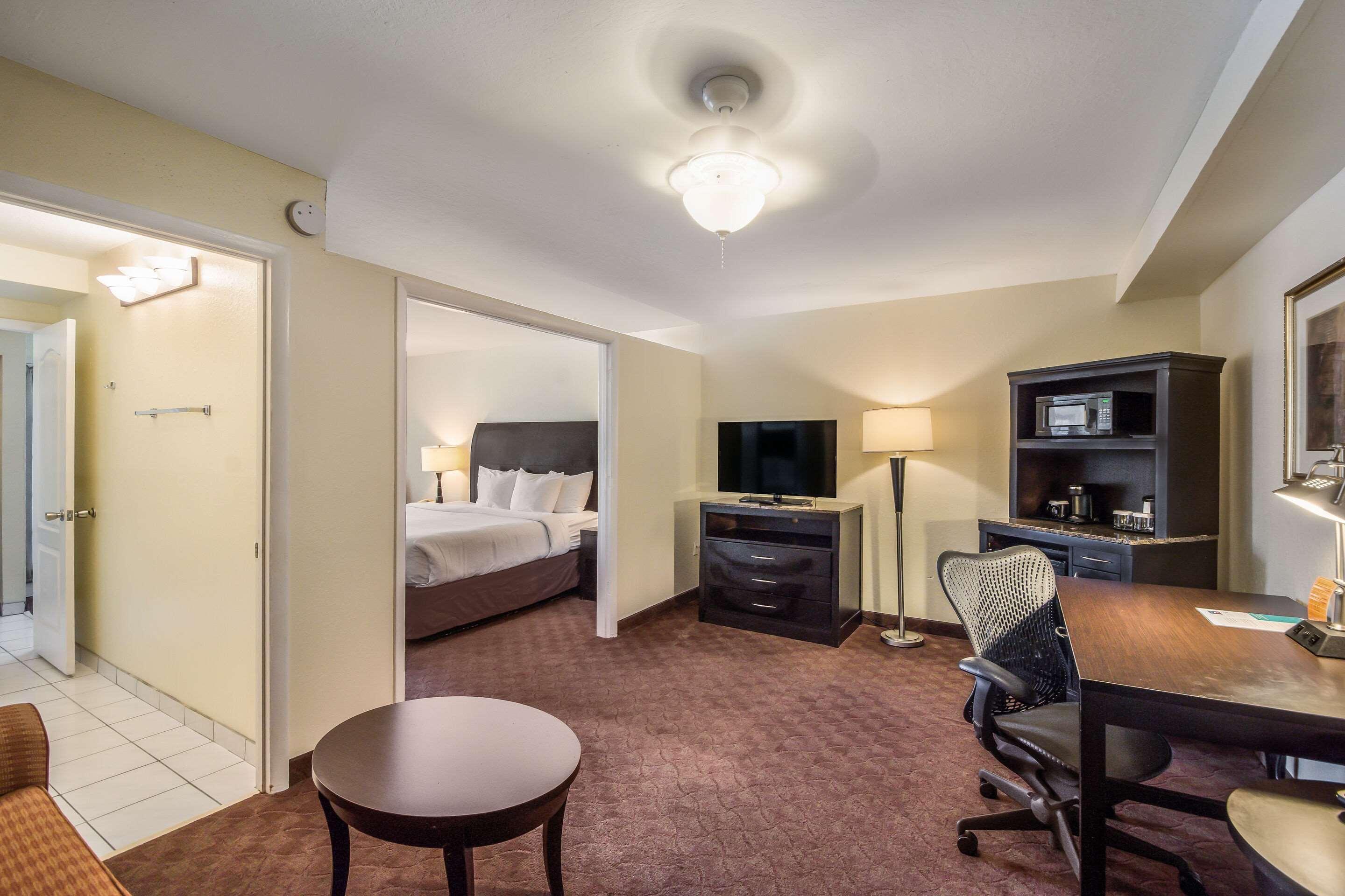 Clarion Inn & Suites Central Clearwater Beach المظهر الخارجي الصورة